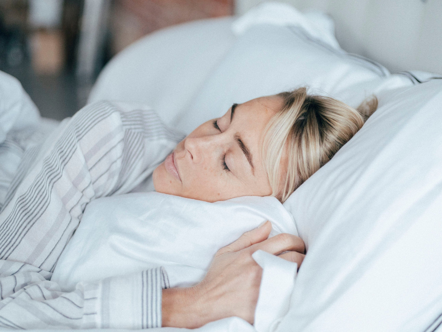 Female model laying her head on Oxford percale pillowcases