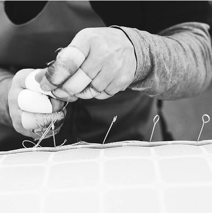 Serie of needles placed on a Savoir mattress