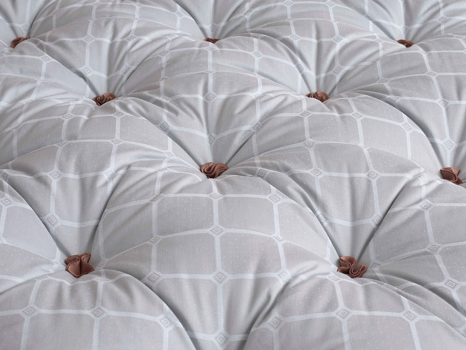 View from above of the detail of a Savoir No3 topper