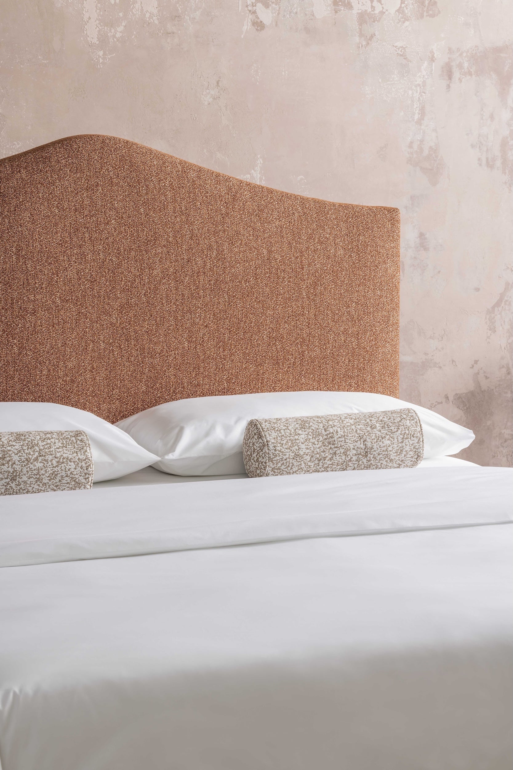 Percale Cambridge pillowcase set on the Alex bed