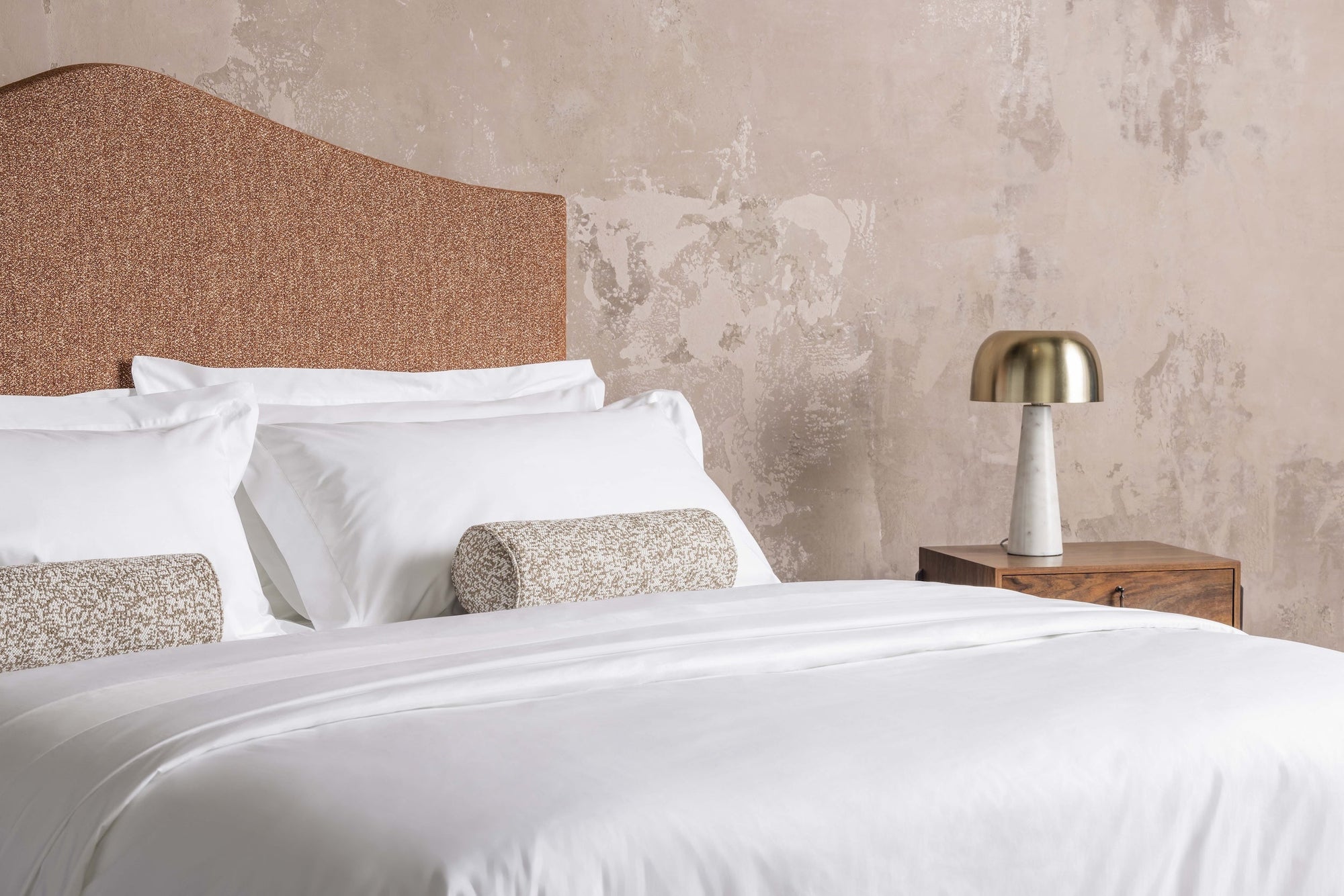 Side view of the percale Oxford set on a No5 mattress