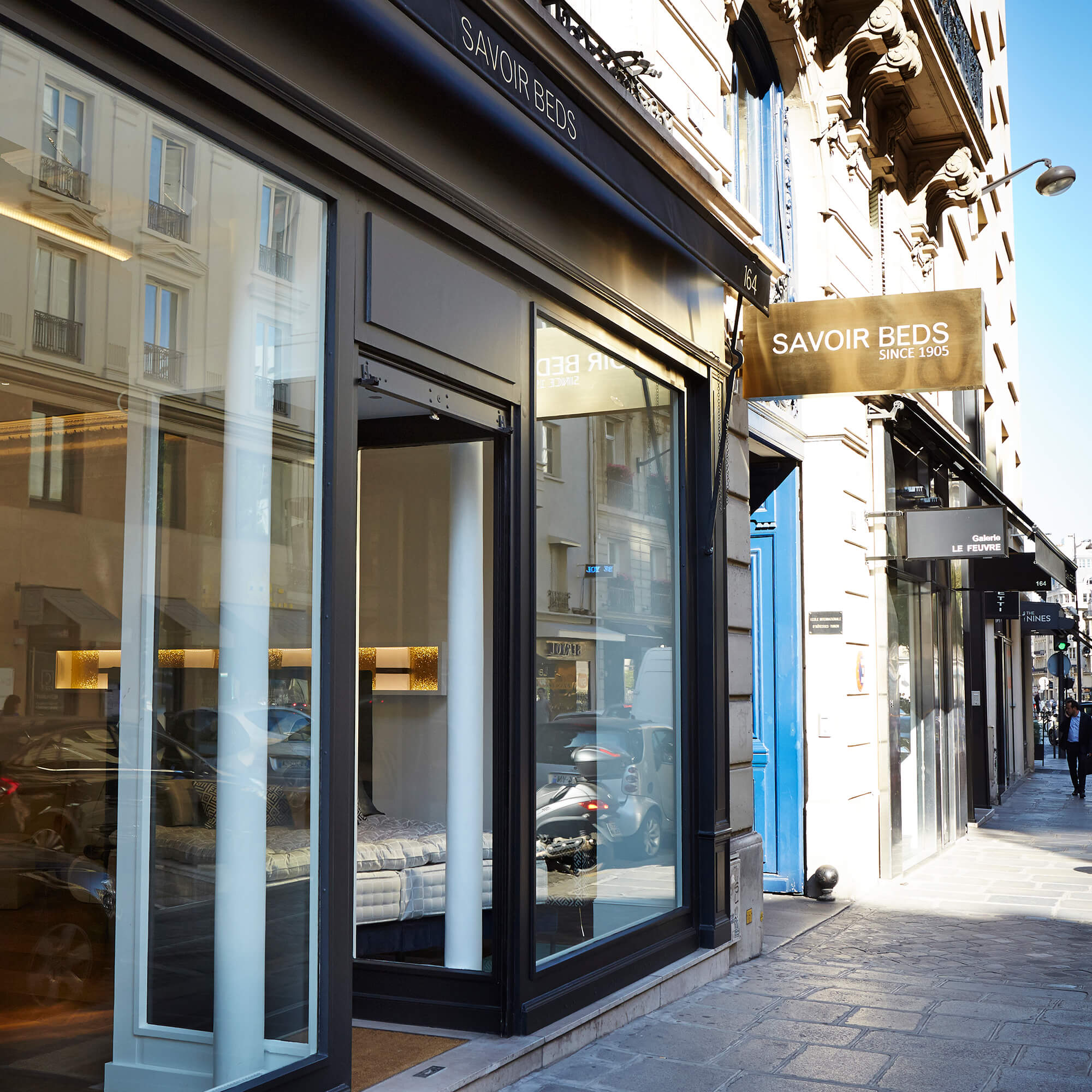 Savoir beds Paris showroom main entrance