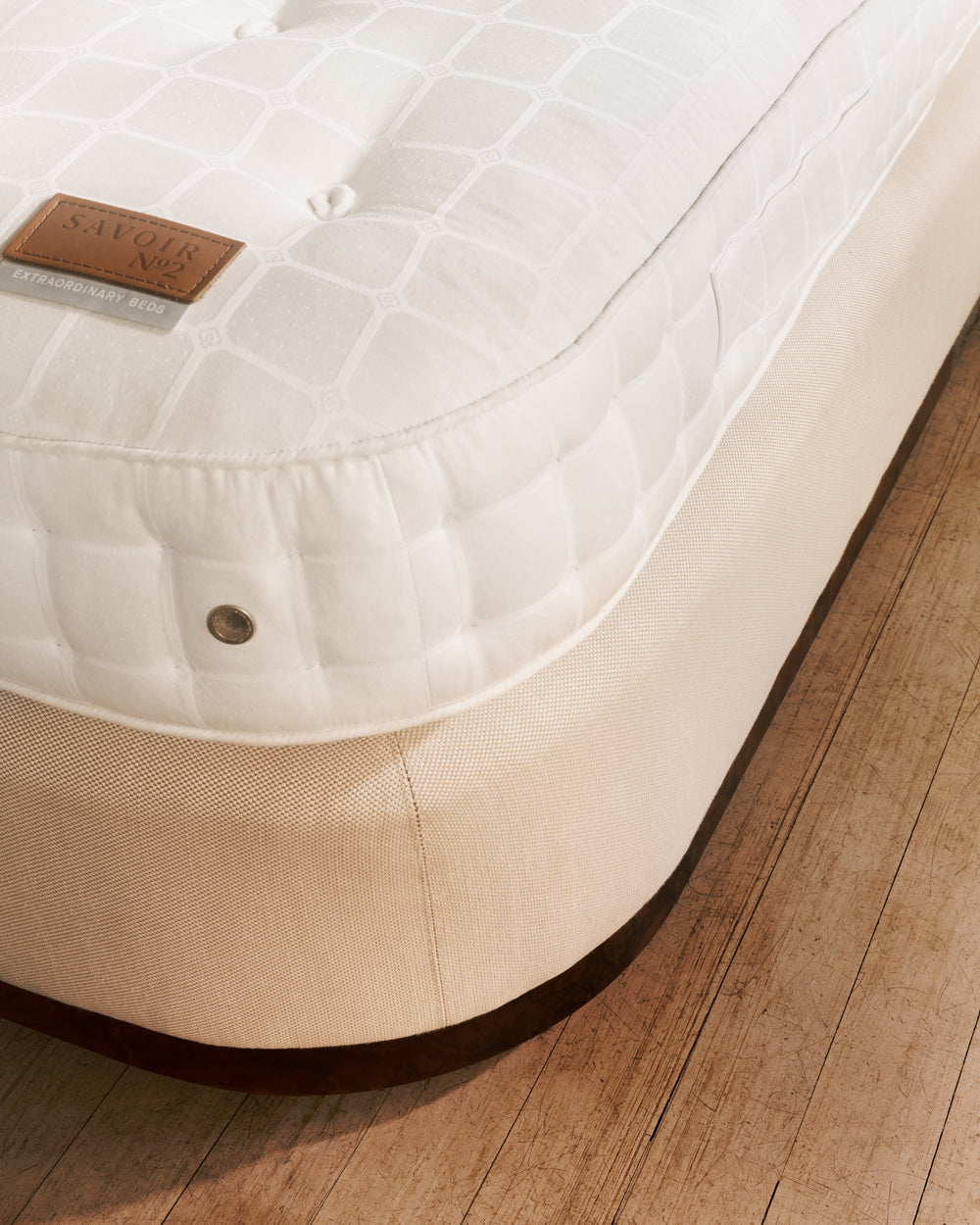 The Luna base and the Savoir no2 label mattress