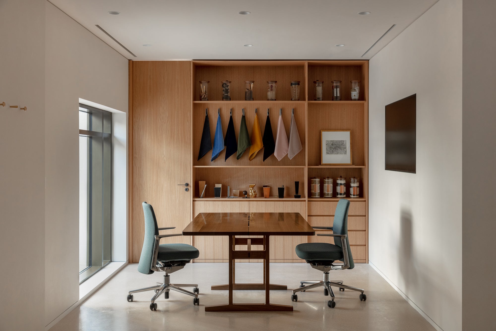 Savoir Mayfair showroom desk and chairs