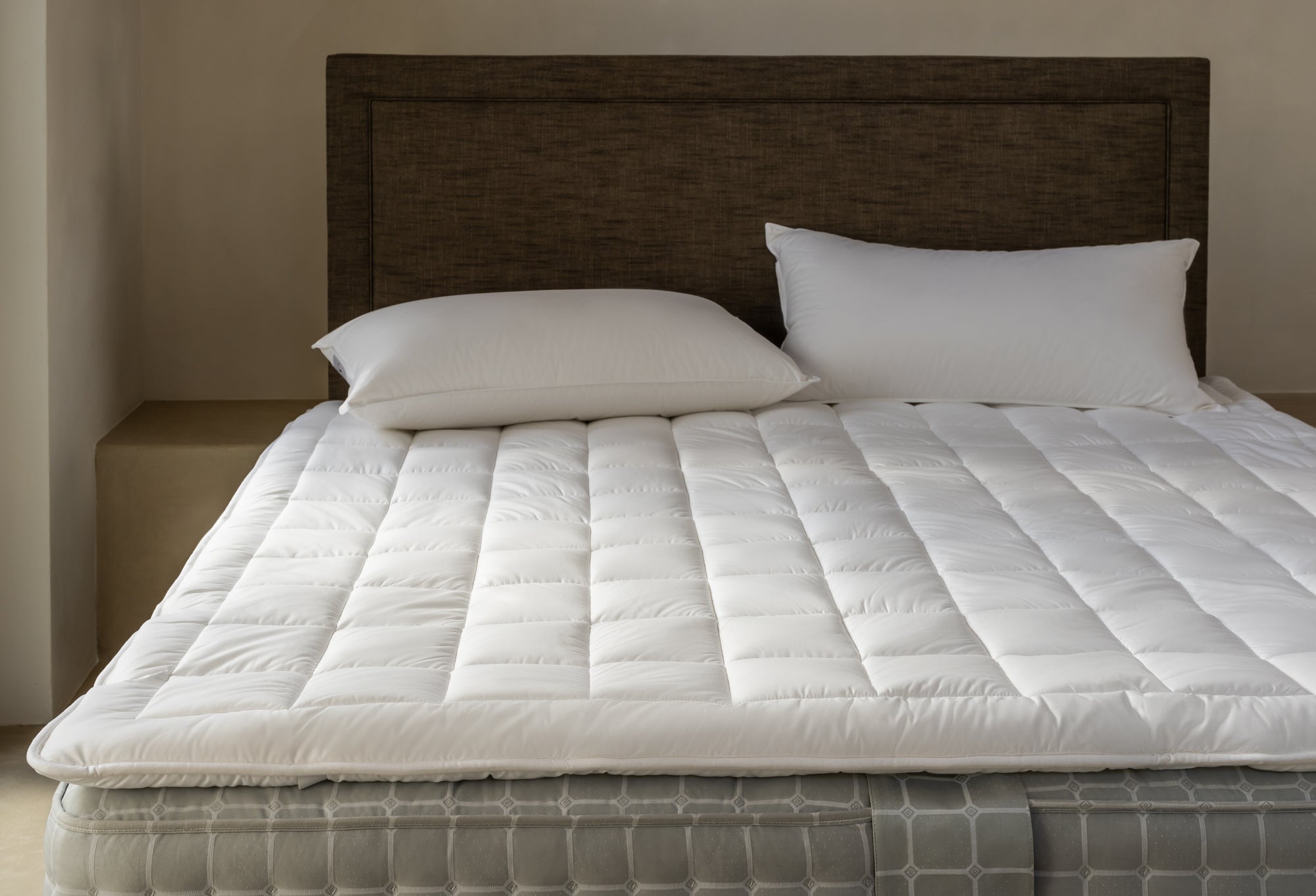 Tencel and maize mattress protector on a Savoir bed