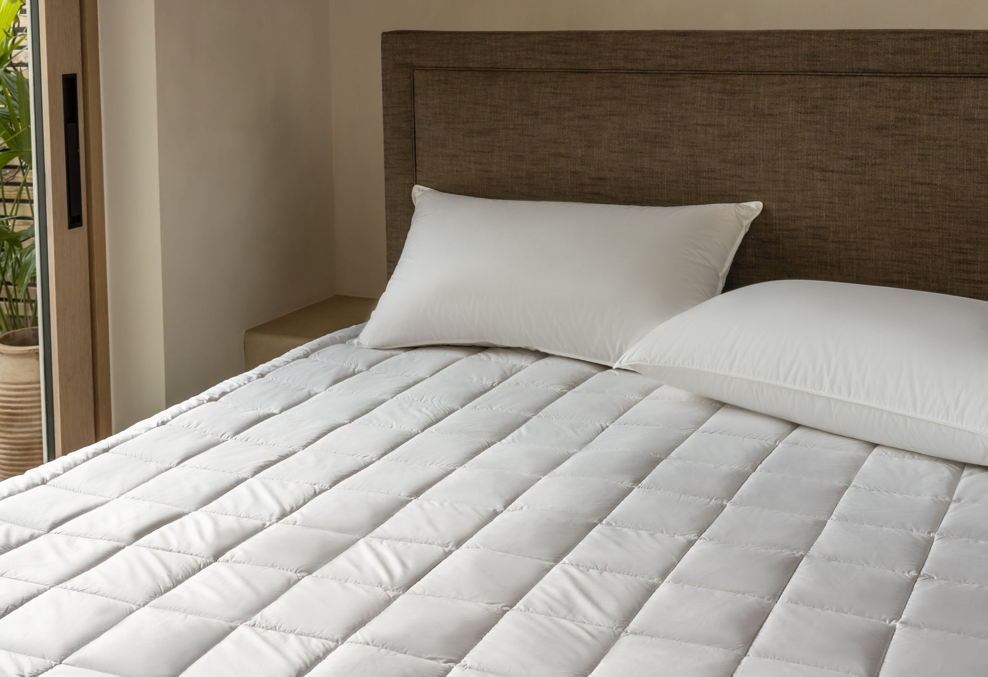 Baffled box stitching of wool mattress protector on a Savoir bed