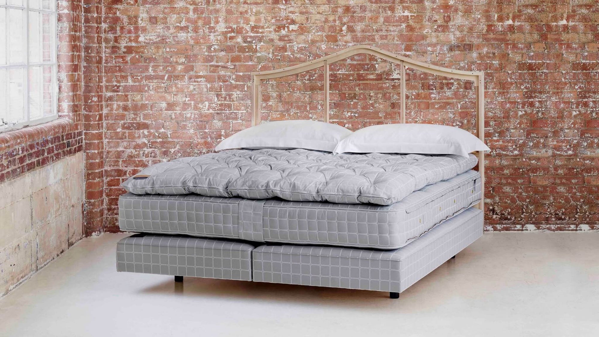 No3 bed set side view with base