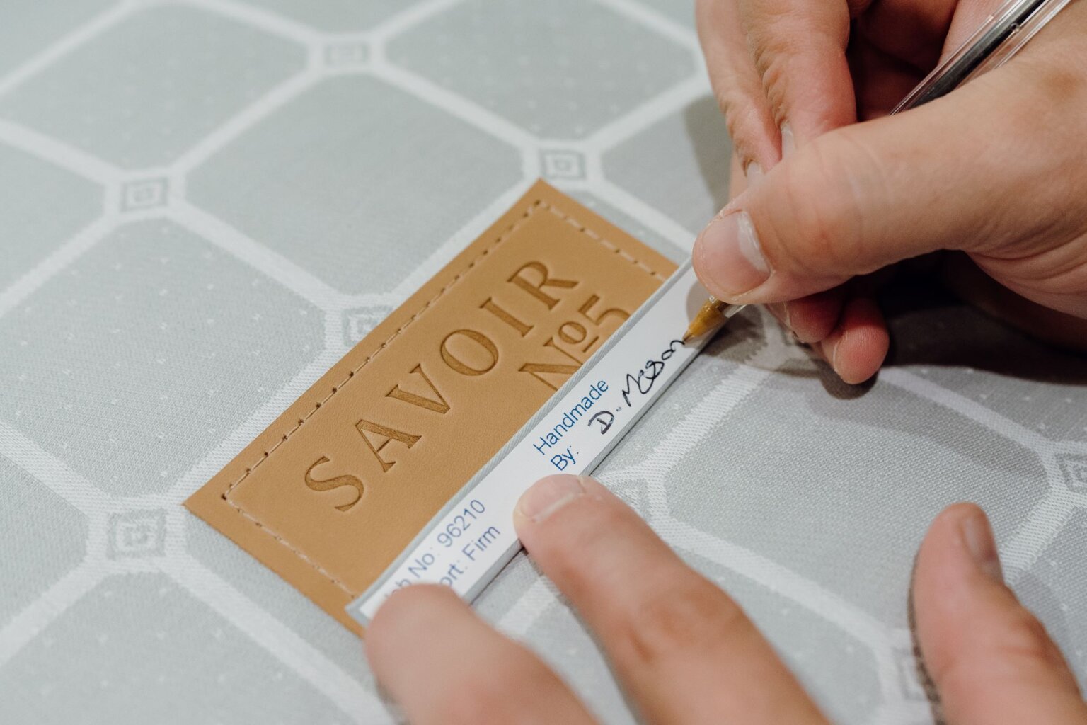 Label No5 for the savvy bed signed by a Savoir craftsman